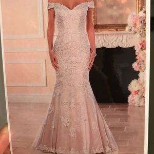 Wedding dress. NEVER WORN. STELLA YORK. Mermaid lace wedding dress. BEAUTIFUL!